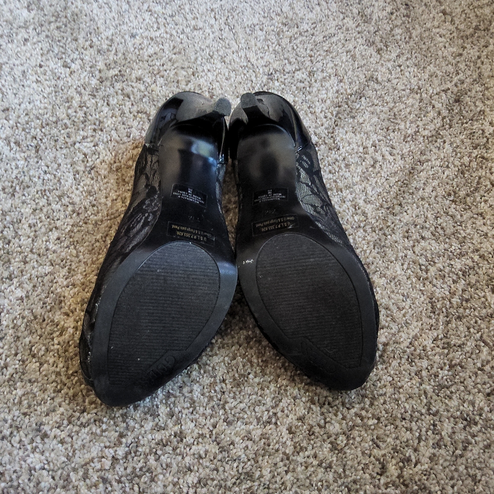 Women's size 7m GUESS shoes. Excellent condition. - Picture 3 of 3